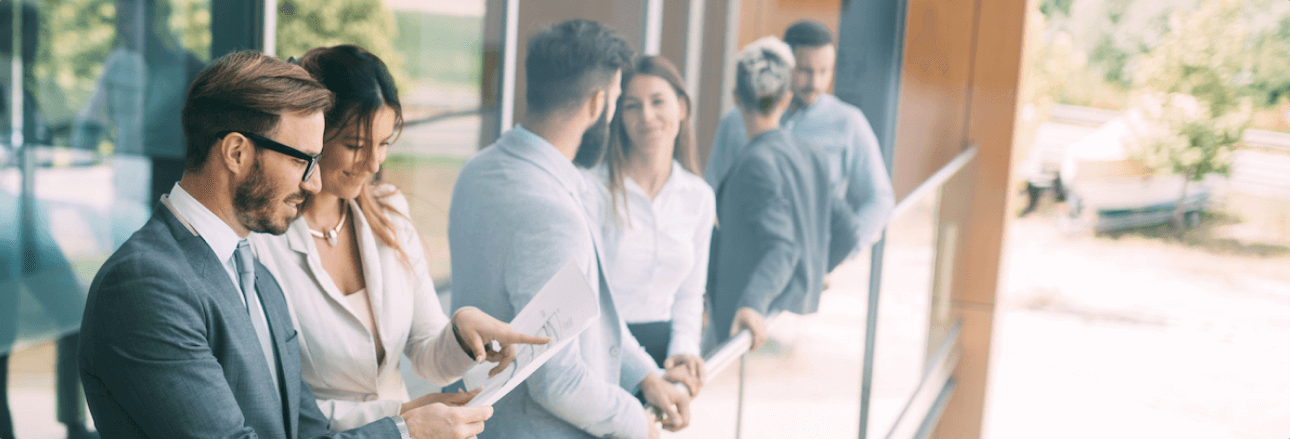 Equipo de profesionales de Agil Pro conversando en una oficina